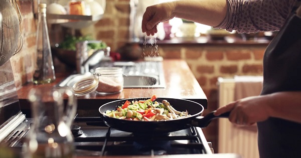 چگونه بوی بد آشپزخانه و پخت‌وپز را به سرعت از بین ببریم؟